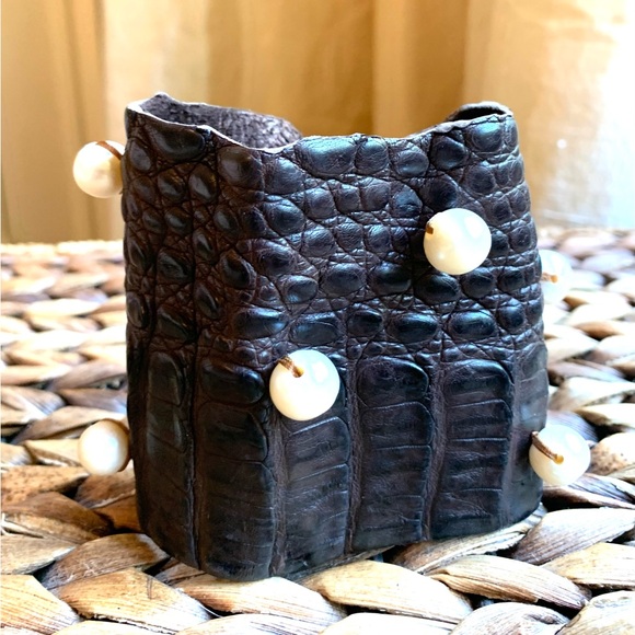 Sweet Olive Crocodile Cuff with Large Fresh Water Pearls - Picture 5 of 6